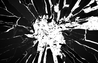 Bildet viser en knust glassrute i sort-hvitt