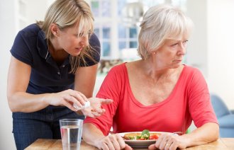 bildet viser deprimert kvinne som ikke vil ta medisin