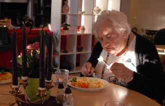 Bildet viser beboer Marit Torp som inntar middagsmaten ved Løten helsetun.
