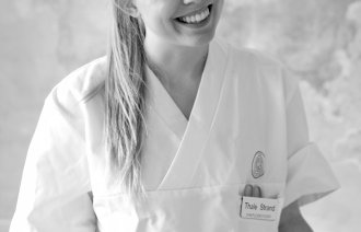 Thale Sunniva Strand, sykepleier Bildet viser Thale Sunniva Strand i sykepleieruniform.