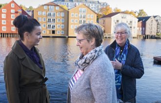 Bildet viser Gunvor Berg, Monica Hoff Gaustad og Marit Løvlien ute i Trondheim.