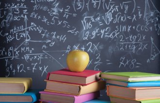 Bokstabler i et klasserom med tavle