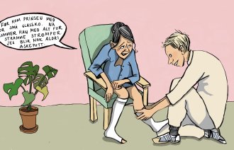 Illustrasjonen viser en sykepleier som tar på støttestrømper på en eldre dame.