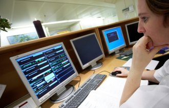 Intensivsykepleier overvåker pasientene på avdelingen