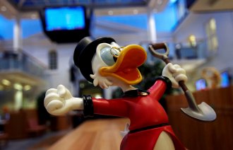 Onkel Skrue med spade og utslåtte armer