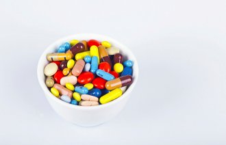 piller og ampuller En skål med fargerike medisiner.