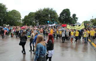 Mange studenter som er samlet på St.Hanshaugen i Oslo for å få med seg åpningsseremonien i 2014.