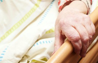 Bilde viser en hånd som holder i sengeramme