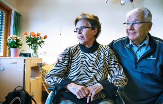 Bjørg og Svein Stuge på Skedsmotun bo- og behandlingssenter. Bjørg har parkinson, Svein er leder i den lokale parkinsonforeningen.