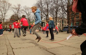 Barn som hopper med tau i Spikersuppa i Oslo