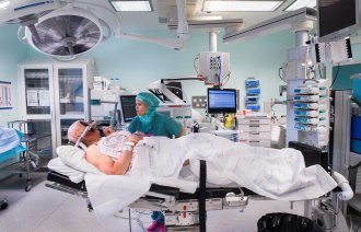 Operasjon av pasient med Parkinsons sykdom. Anestesisykepleier