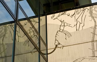 Bildet viser et utsnitt av fasaden på Oslomet studiested Kjeller.