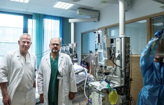 Professor i infeksjonsmedisin Jan Kristian Damås (t.v) og professor i intensivmedisin Erik Solligård ved St. Olavs hospital 