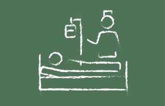 Sykepleier ved pasientseng. Bildet viser en sykepleier som står ved en pasientseng.