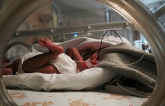 Nyfødt som ligger i kuvøse