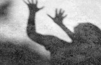 Sort/hvit illustrasjon av skygge som virker truende