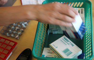 Sykepleier legger ut medisiner i dosett på sykehjem i Os.