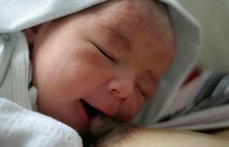 Nærbilde av nyfødt baby