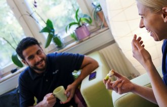 Sykepleiere snakker sammen Sykepleiere snakker sammen