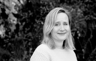 Bildet viser jordmor Monica Nilsen Mørch ved kvinneklinikken i Bergen