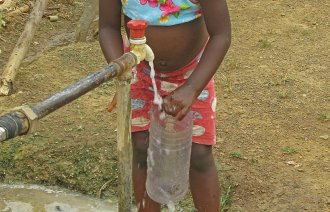 Jente fyller vann på flaske