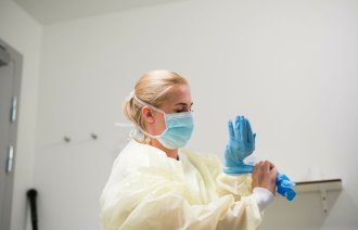 Sykepleier med verneutstyr.