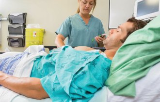 Bilde av sykepleier og pasient.