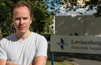 Bildet viser Daniel Stoltenberg, sykepleierstudent ved Lovisenberg diakonale høgskole.