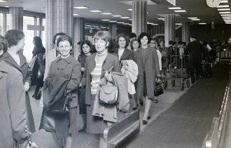 Jugoslaviske sykepleiere ankommer Fornebu 6. juni 1967.