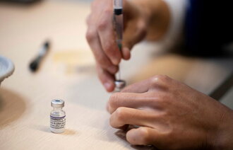 Bildet viser opptrekk av koronavaksine.