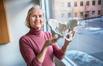 Bildet viser Britt Stuge, fysioterapeut, forsker og spesialist i kvinnehelse