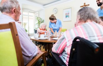 Eldre som spiser sammen