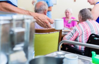 Servering av kaffe til eldre