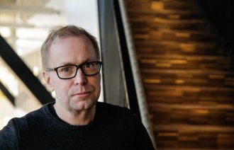 Petter Gustavsson leder forskningsgruppen som bærer hans eget navn ved Karolinska Instituttet i Stockholm. Portrett av Petter Gustavsson.