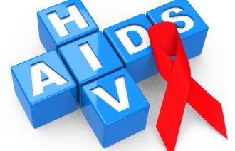 En rød sløyfe ligger oppå bokstavene til hiv/aids. 