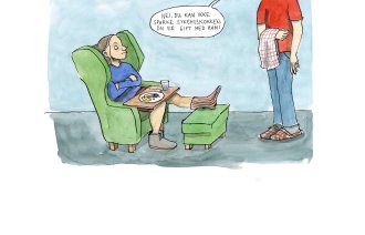 Illustrasjonen viser en dame med skadet fot som sitter i en lenestol med et matbrett på fanget. Mannen står foran henne og sier: "Nei, du kan ikke sparke sykehuskokken, du er gift med ham."