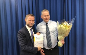 TUNG RAPPORT: Helseminister Bent Høie (H) mottok rapporten med 17 kapitler og 157 paragrafer fordelt over drøye 800 sider fra utvalgsleder Bjørn Henning Østenstad (til høyre).