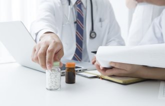 Lege deler ut medisiner