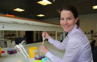 Bildet viser Tone Fredsvik Gregers med skolelaboratorieutstyr.