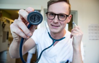 Bildet viser Jarl Robert Wexhall med stetoskop.