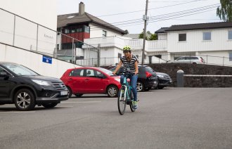 Sykepleier Birgitte Dyrøy Thomassen (25) på el-sykkel i Bergen.