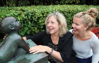 Joanne Loewy og Julia Mangersnes på Barneplassen i Vigelands-anlegget.