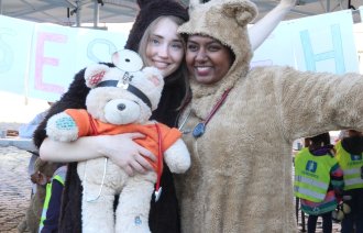 t.h: Nithiya Nareshkumar og Irene Aker