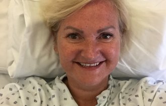 Bildet viser Siv Blom i sykehusskjorte.