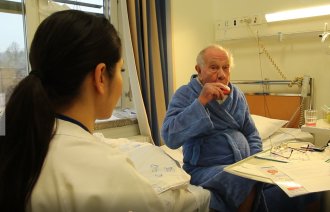 Pasient som innhalerer astmamedisin Pasient som innhalerer astmamedisin