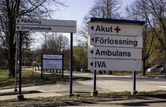 Bildet viser skilter foran sykehus i Sverige