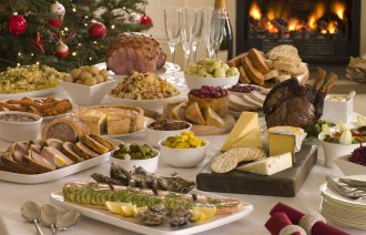 Julebord Koldtbord med julemat og juledekorasjoner