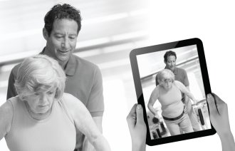 Bildet viser hjemmehjelp som trener med ei eldre dame til instrukser fra fagperson mottatt via ipad.