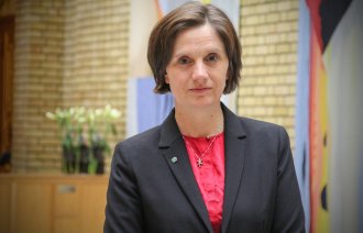 Kjersti Toppe i dressjakke i halvfigur inne på Stortinget 