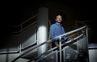 Bildet er et portrett av Kjetil Moen, som har forsvart sin doktorgrad om det å jobbe med død og døende.